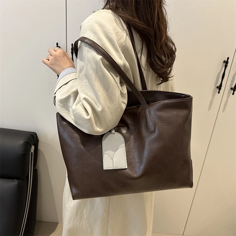 Borsa Tote in Morbida Pelle PU di Grande Capacità per Donna Borsa a Tracolla Urbana Minimalista Casual Handbag con Ciondolo