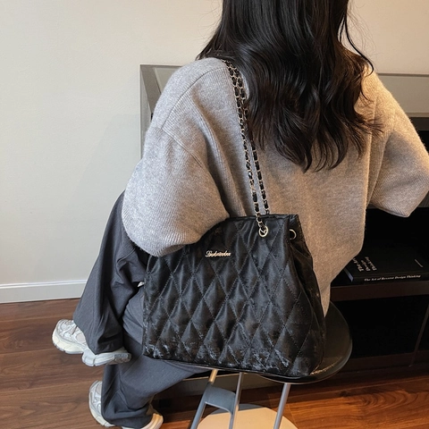 Fashion Women PU Leather Quilted Tote Bag With Gold Chain Strap Large Capacity Shoulder Bag For Office Commute Casual Daily