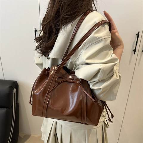 Borsa Tote da Donna in Pelle PU di Grande Capacità Aspetto Lucido Effetto Vernice Borsa a Spalla Con Fiocco e Coulisse Pendolare