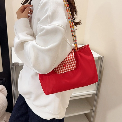 Borsa Tote in Nylon Rossa di Grande Capacità per Donna Borsa a Tracolla Retrò con Patta a Quadretti e Tracolla in Perline Colorate Handbag Casual per Pendolari