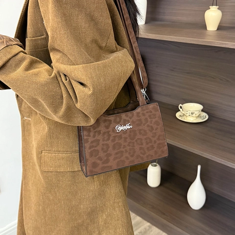Vintage Leopard Print PU Leather Crossbody Bag For Women Fashion Leopard Pattern Handbag With Top Handle Metal Logo