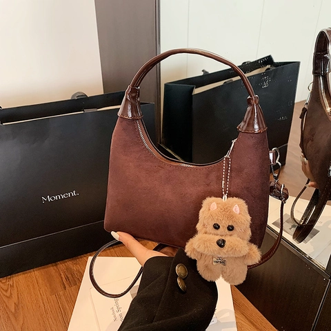Bolso Dumpling de Gamuza PU Esmerilada Vintage para Mujer Bolso Bandolera Hobo de Moda con Colgante de Peluche Color Sólido
