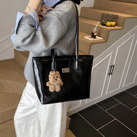 Borsa Tote da Donna in Pelle PU Lucida Grande Capacità Borsa a Tracolla da Pendolare Con Ciondolo a Orso Borsa a Mano