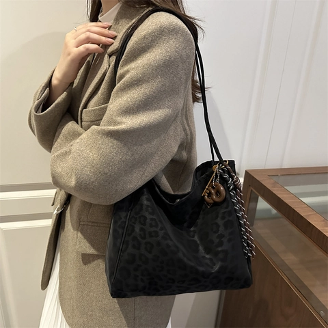 Damen Große Kapazität Tote Bag Retro Einfache Umhängetasche Casual Pendeln Texturierte Leopardenmuster Handtasche Mit Anhänger