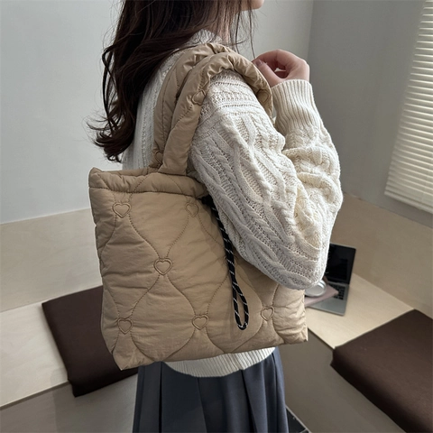 Sac Fourre-tout Matelassé en Cœur Grande Capacité pour Femmes Sac à Épaule Puffy en Polyester Léger Sac à Main Décontracté pour le Quotidien