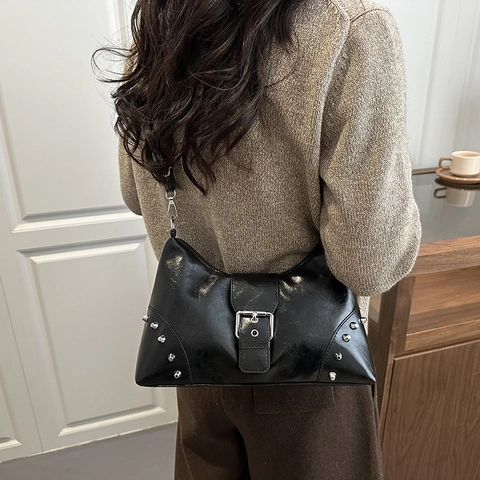 Borsa Sottobraccio in Pelle PU Vintage con Rivetti da Donna Retro Punk Grande Capacità Borsa a Spalla Trendy Spicy Girl Pendolare Borsa a Tracolla