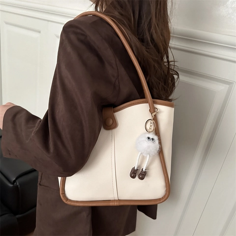 Vintage PU Lederen Grote Capaciteit Tote Bag Voor Vrouwen Retro Woon-werk Schoudertas Met Pluche Monster Hanger Contrast Rand Handtas