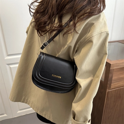 Borsa a Tracolla a Sella da Donna in Pelle PU Lettera Oro Borsa a Spalla con Patta Tracolla Regolabile Borsa Quotidiana Versatile