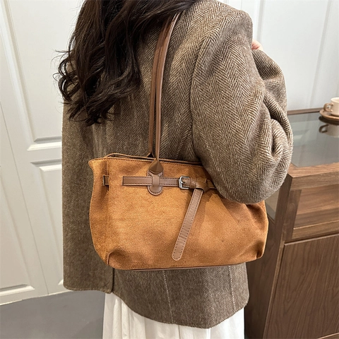 Women's Retro Faux Suede Tote Bag Large Capacity Vintage Minimalist Shoulder Bag With Beaded Charm Solid Color Commuting Handbag