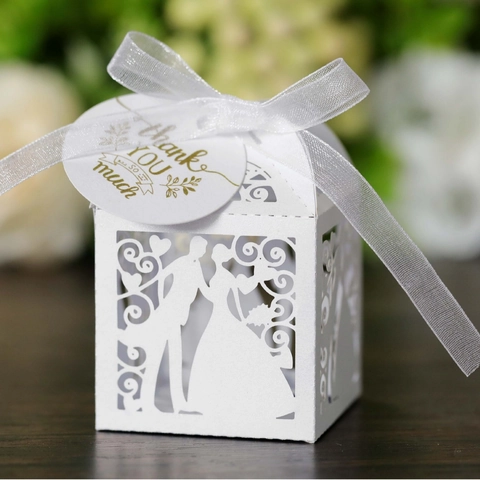 Bomboniera Taglio Laser in Carta Perlata Traforata Sposo E Sposa Scatola di Caramelle Con Nastro E Etichetta per Matrimonio