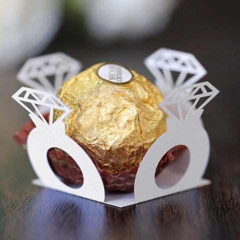 Hollow Diamond Ring Pearlescent Paper Chocolate Holder For Wedding Engagement Party Valentine Day Sweet Candy Lace Base Decoration