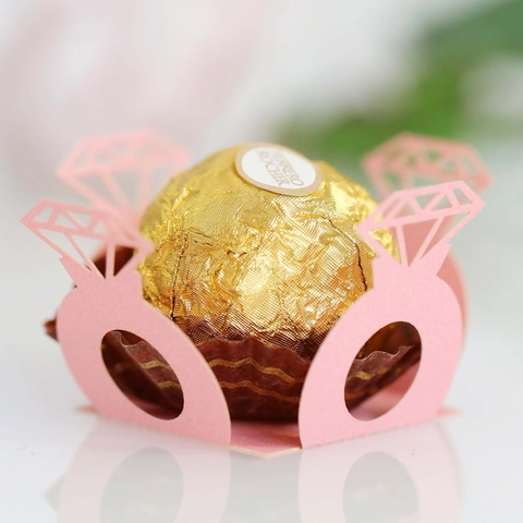 Hollow Diamond Ring Pearlescent Paper Chocolate Holder For Wedding Engagement Party Valentine Day Sweet Candy Lace Base Decoration