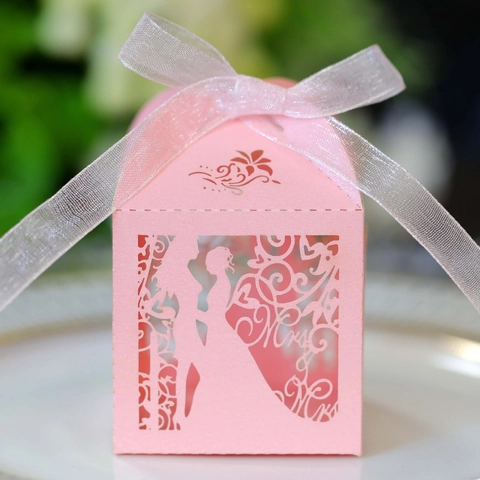 Laser Cut Wedding Candy Boxes Hollow Mr & Mrs Silhouette Pearl Paper Favor Boxes Ribbon Bow Gift Packaging For Guests