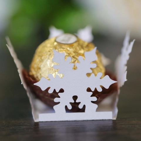 Laser Cut Pearlescent Paper Snowflake Chocolate Wrappers Hollow Out Candy Holders Christmas Party Wedding Table Decor