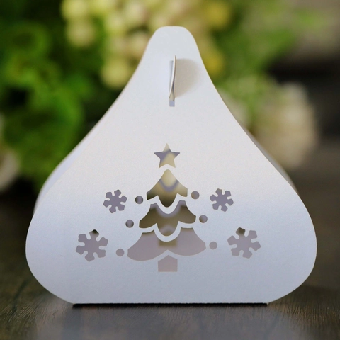 Élégante Boîte à Bonbons Triangle Ajourée Sapin de Noël Flocon de Neige Emballage Cadeau en Papier Nacré pour Décoration de Fête