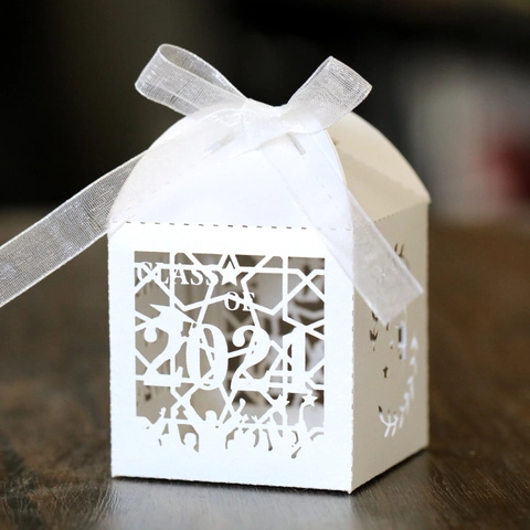 Class Of 2024 Graduation Hollow Candy Boxes Laser Cut Pearlescent Paper Gift Box With Ribbon For Chocolate Party Favor Celebration