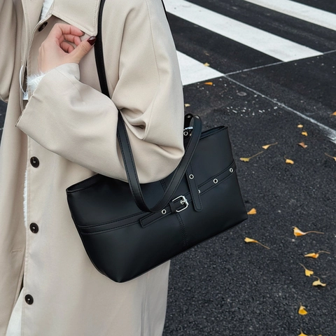 Große Kapazität Damen PU Leder Tragetasche Mode Retro Schultertasche Mit Metallgürtel Dekoration Urban Einfache Tasche