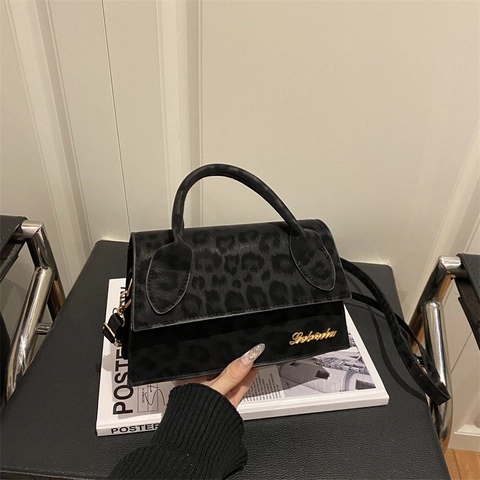 Vintage Leopard Muster Wildleder Umhängetasche Für Damen Mini Trapez Handtasche Mit Schriftzug Metall Logo Und Tragegriff