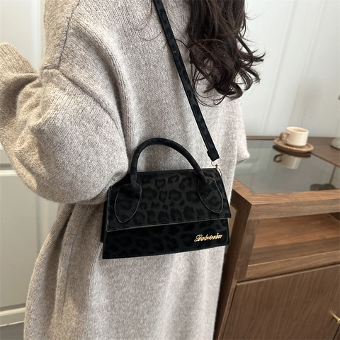 Vintage Leopard Muster Wildleder Umhängetasche Für Damen Mini Trapez Handtasche Mit Schriftzug Metall Logo Und Tragegriff