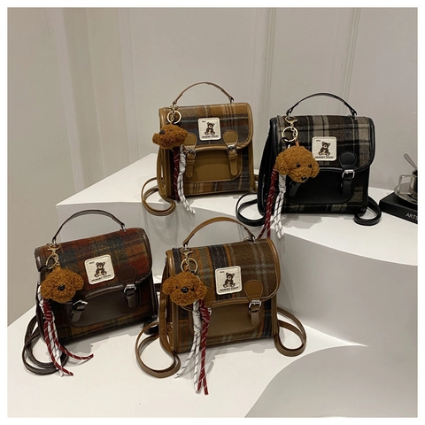 Mochila a Cuadros de Estilo Británico Vintage para Mujer Bolso Bandolera de Tweed y Cuero Sintético en Contraste Pequeña Cartera Preppy Bolso de Mano de Moda con Colgante de Oso