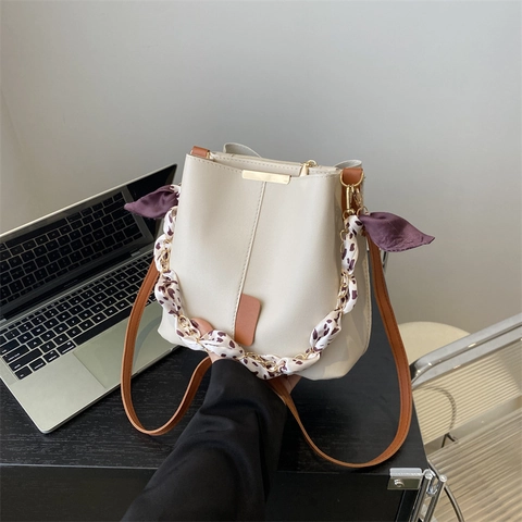 Sac Seau en Paille Tressée pour Femmes Sac à Bandoulière de Mode Avec Décoration de Foulard Style Urbain Minimaliste