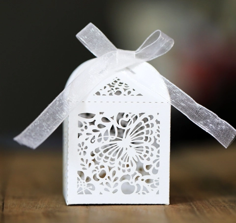 Europäische Romantische Hohl Schmetterling Lasergeschnitten Gastgeschenk-Box Perlmuttpapier Geschenkbox Mit Band Für Hochzeit Party Süßigkeiten Schokolade Verpackung