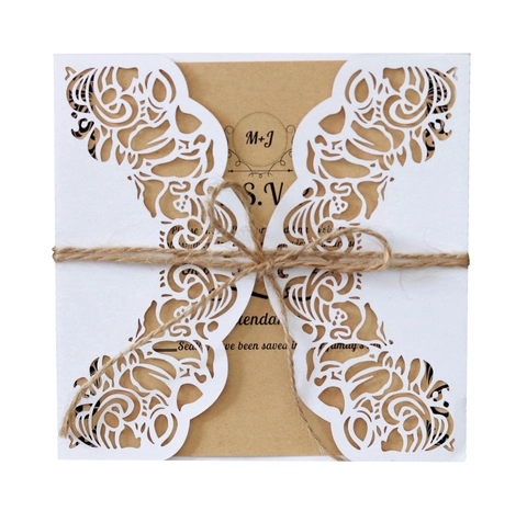Set di Inviti di Nozze in Pizzo Tagliato al Laser Design Bianco Intagliato Con Inserto in Carta Kraft Busta Corda di Canapa
