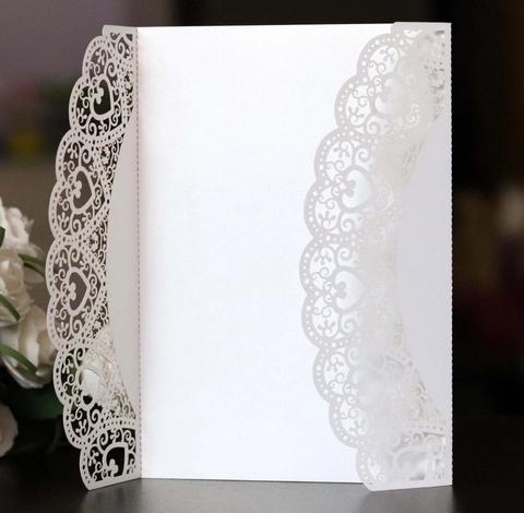 Invitations de Mariage Européennes Découpe Laser Cœur Dentelle Papier Perlé Blanc Cartes d'Invitation Avec Nœud pour Mariage