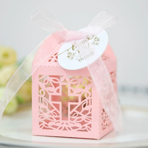 Scatola per Bomboniere a Croce Taglio Laser Carta Perlata Scatola di Caramelle a Fiori Cavi Con Nastro Etichetta di Ringraziamento Per Matrimonio