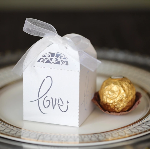 European Hollow Love Candy Box Laser Cut Wedding Gift Box Pearl Paper Party Favor Boxes With Ribbon For Valentine's Day