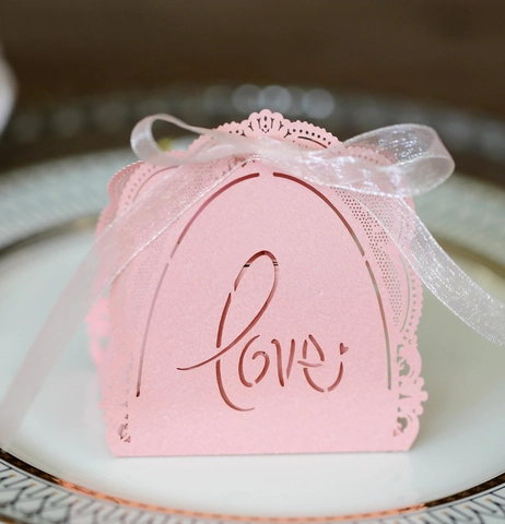 Laserschnitt Love Herz Hohl Hochzeit Gastgeschenk Boxen Europäischer Stil Süßigkeiten Geschenkbox Mit Band Für Party Deko