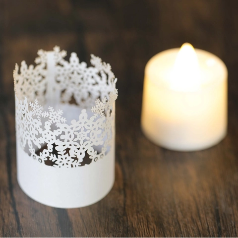 Weiße Lasergeschnittene Schneeflocken Papier Kerzenhülle Für LED Teelichter Hochzeit Weihnachten Party Deko Lampenschirm