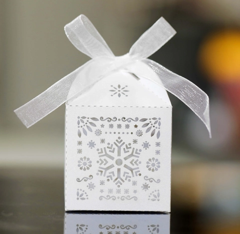 Elegante Scatola per Caramelle Bianca Intagliata a Laser con Fiocco per Matrimonio Natale Festa Scatola Regalo Decorativa