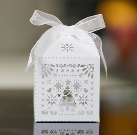 Laser Cut White Christmas Tree Snowflake Candy Box With Ribbon Bow Hollow Out Paper Favor Box For Party Wedding Gift
