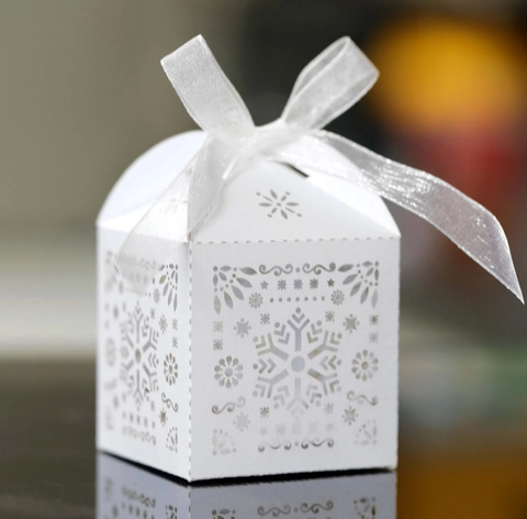 Elegante Scatola per Caramelle Bianca Intagliata a Laser con Fiocco per Matrimonio Natale Festa Scatola Regalo Decorativa