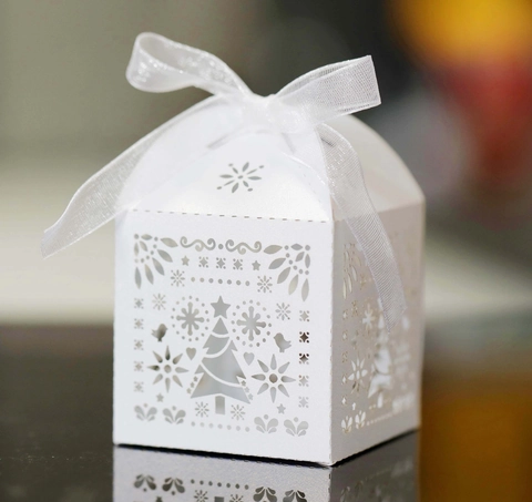 Laser Cut White Christmas Tree Snowflake Candy Box With Ribbon Bow Hollow Out Paper Favor Box For Party Wedding Gift