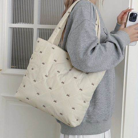 Bolso de Mano Acolchado para Mujer Con Bordado de Lazo Celosía de Diamantes Bolso de Hombro Gran Capacidad Tela Compuesta Bolso Casual de Invierno