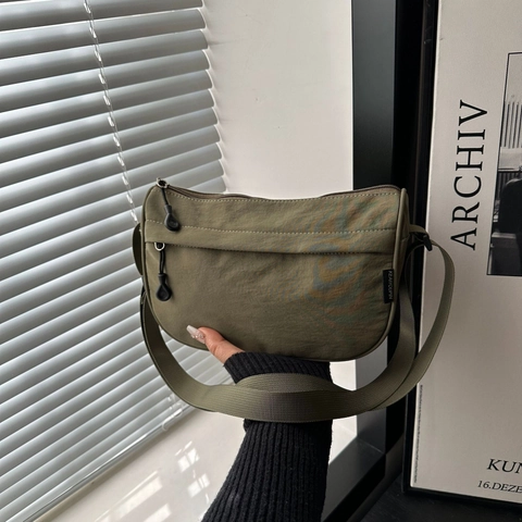 Damen Nylon Umhängetasche Leichtes Crescent Messenger Bag Verstellbarer Gurt Reißverschlusstasche Lässige Street Schultertasche