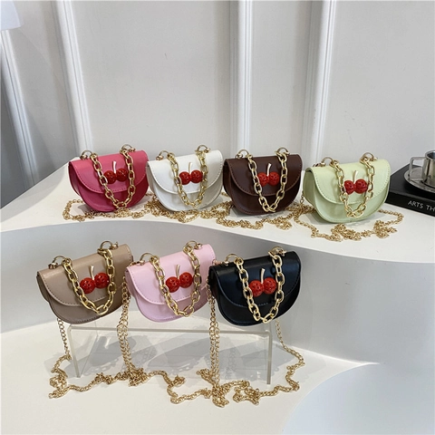 Damen Mini Kirsche Umhängetasche PU Leder Goldkette Klappe Satteltasche Süße Runde Schultertasche Täglich Party Schmucktasche