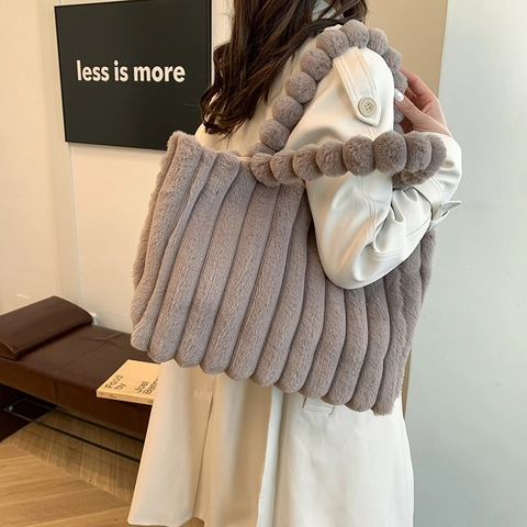 Borsa Tote in Peluche alla Moda da Donna Grande Capacità in Pelliccia Sintetica a Strisce Verticali con Manico a Pompon Inverno