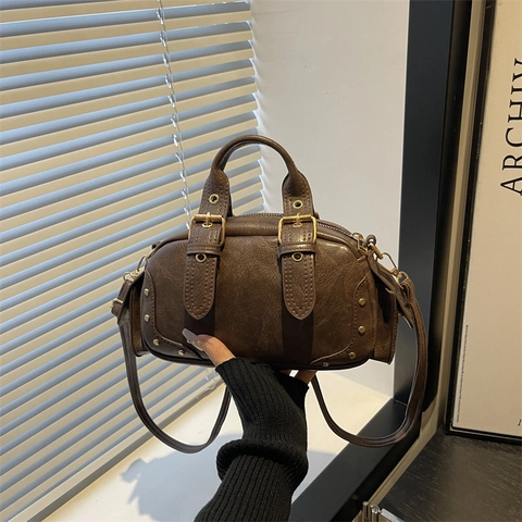 Sac à Épaule en Cuir Synthétique Vintage pour Femmes Grande Capacité Style Locomotive Sac à Main Avec Rivets Sac Bowling