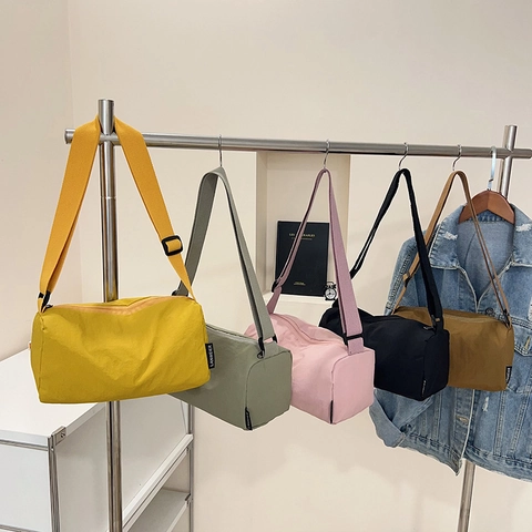 Nuova Borsa a Tracolla a Cilindro in Nylon Leggero da Donna Grande Capacità Sportiva Casual Borsa a Spalla Minimalista Impermeabile