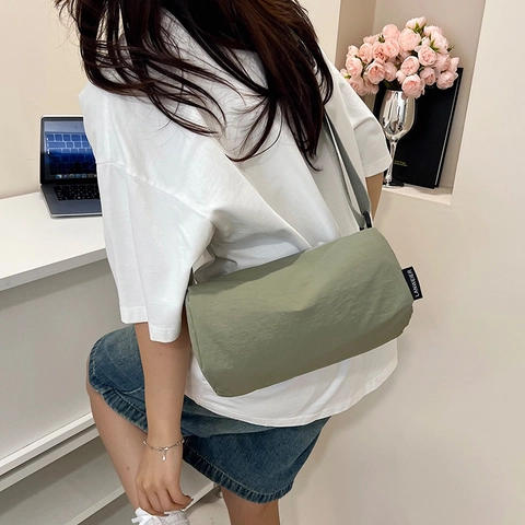 Nuova Borsa a Tracolla a Cilindro in Nylon Leggero da Donna Grande Capacità Sportiva Casual Borsa a Spalla Minimalista Impermeabile