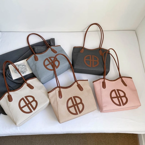 Damen Große Kapazität Gewebte Tragetasche Kunstleder Besatz Rundes Buchstaben Logo Stilvolle Achselhandtasche Schulter Pendlertasche