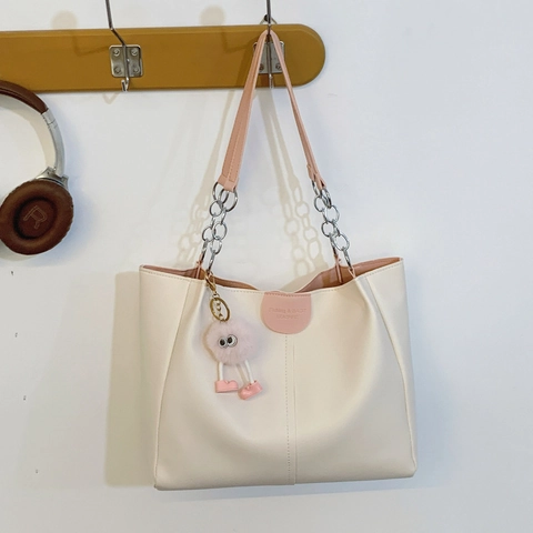 Damen Große Kapazität Tragetasche Pendler Wildleder Umhängetasche Mit Kettenträger Und Süßem Plüsch Monster Anhänger Handtasche Für Schule Büro