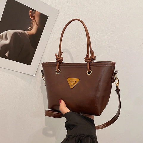 Bolso de Cubo de Bandolera de Cuero PU Retro para Mujer Bolso de Mano Urbano Minimalista Con Etiqueta de Metal Triangular y Correa Ajustable