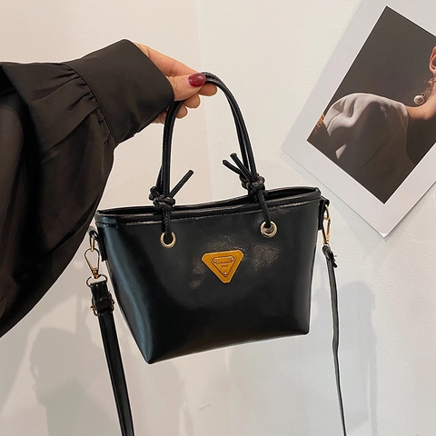 Bolso de Cubo de Bandolera de Cuero PU Retro para Mujer Bolso de Mano Urbano Minimalista Con Etiqueta de Metal Triangular y Correa Ajustable