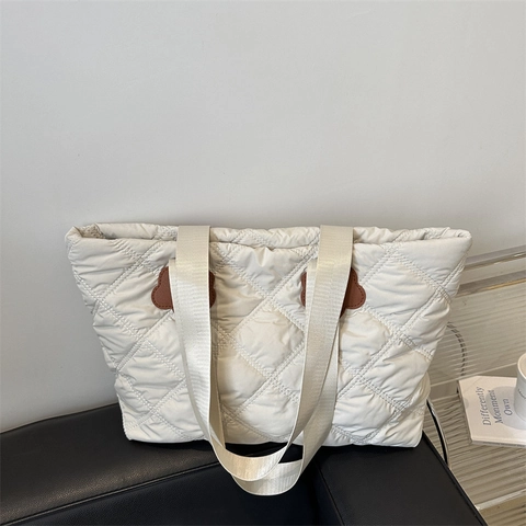 Women Large Capacity Quilted Tote Bag Fashion Korean Style Synthetic Leather Diamond Pattern Shoulder Bag Flower Decor