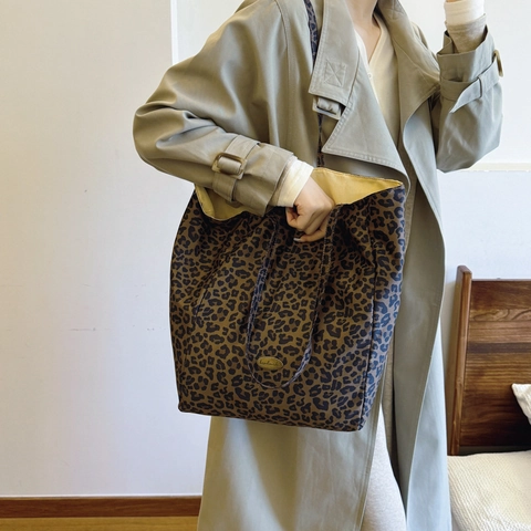 Borsa Tote da Donna in Tela Leopardata di Grande Capacità Borsa a Tracolla Casual Con Etichetta in Metallo Handmade per Pendolari