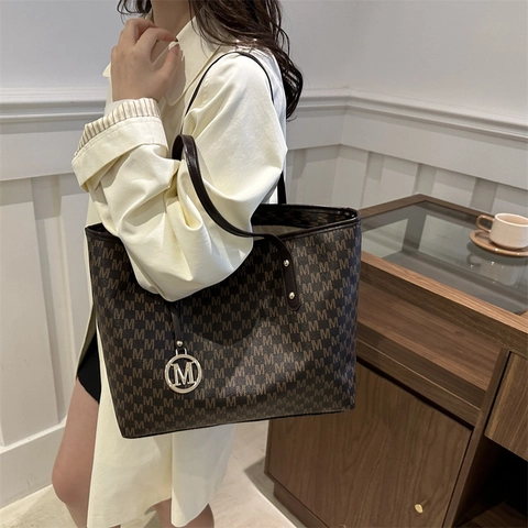 Grand Sac Tote pour Femme en Suède Impression de Lettres Sac à Main de Navette Sac à Épaule avec Pendentif en Métal